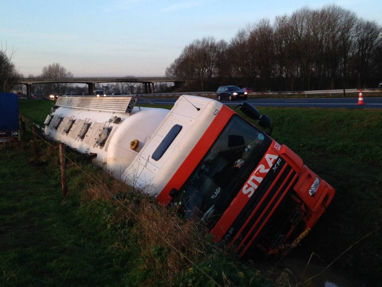 Vrachtwagen in sloot bij Ravenstein. (Foto: Marco van den Broek/ SQ Vision Mediaprodukties)
