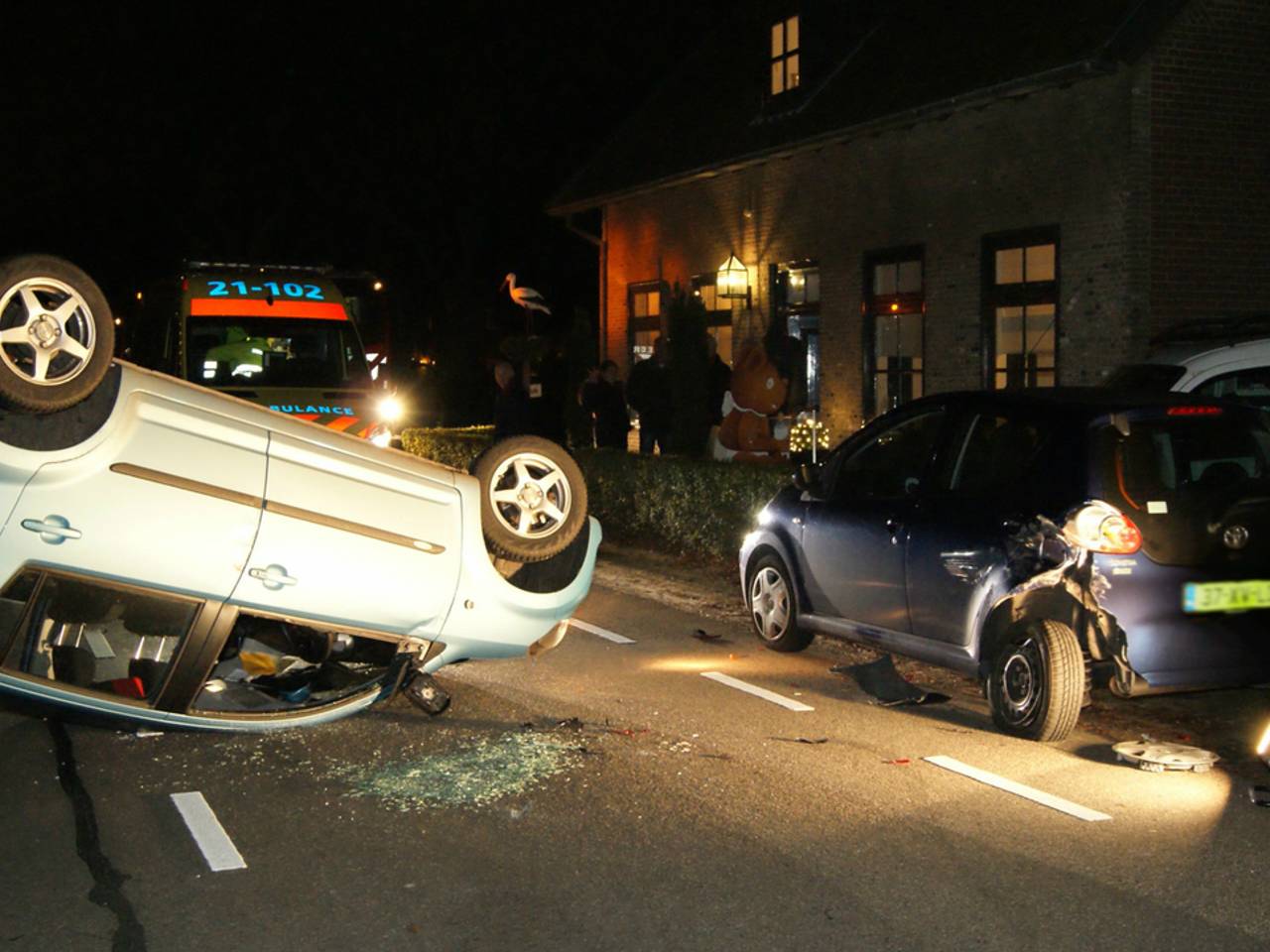Auto over de kop in Haarsteeg (Foto: Martijn van Bijnen/FPMB)