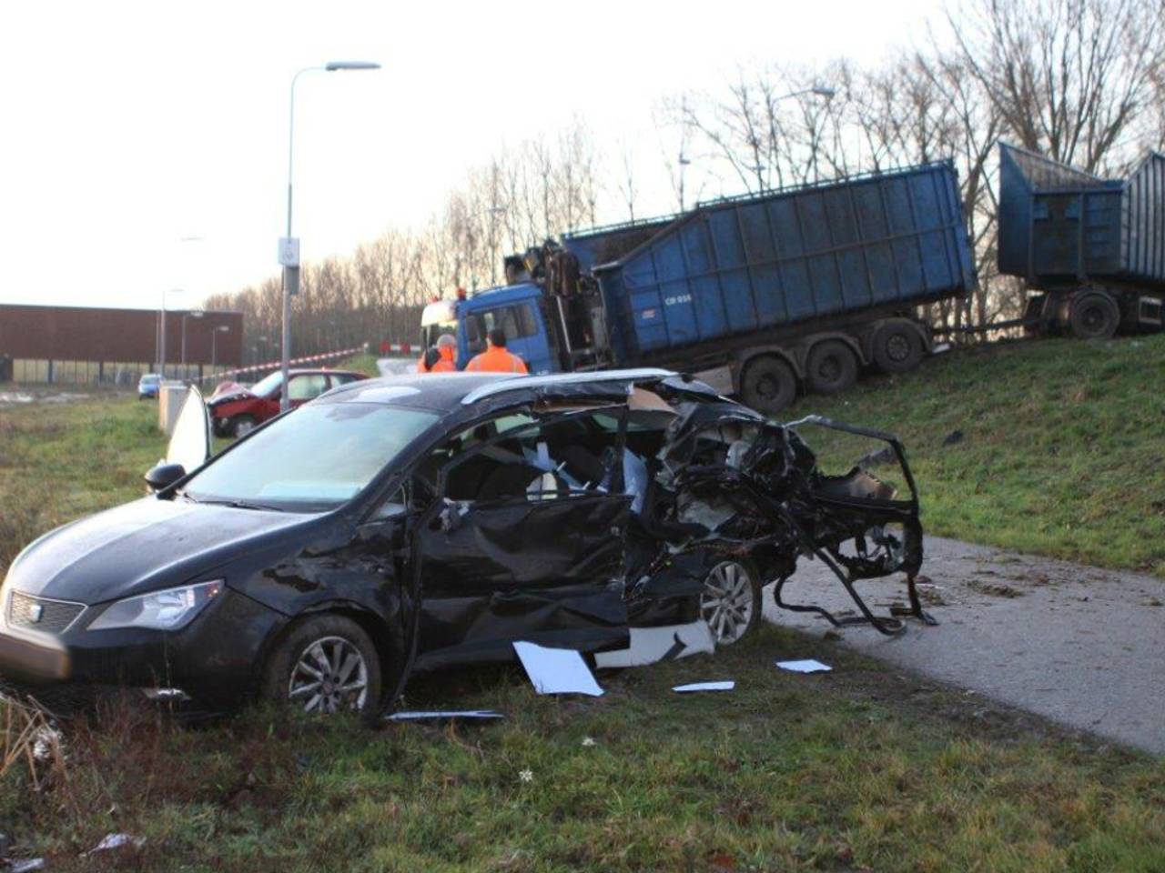Ongeluk met vrachtwagen en drie auto’s aan Treurenburg in Den Bosch