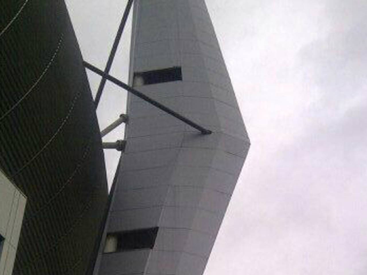 Gevelplaten waaien van PSV-stadion in Eindhoven