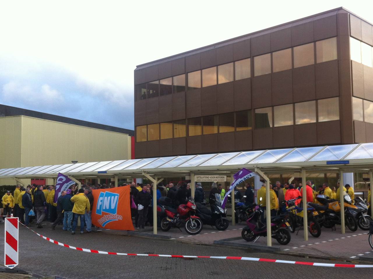 Werknemers Philip Morris Bergen op Zoom leggen het werk neer