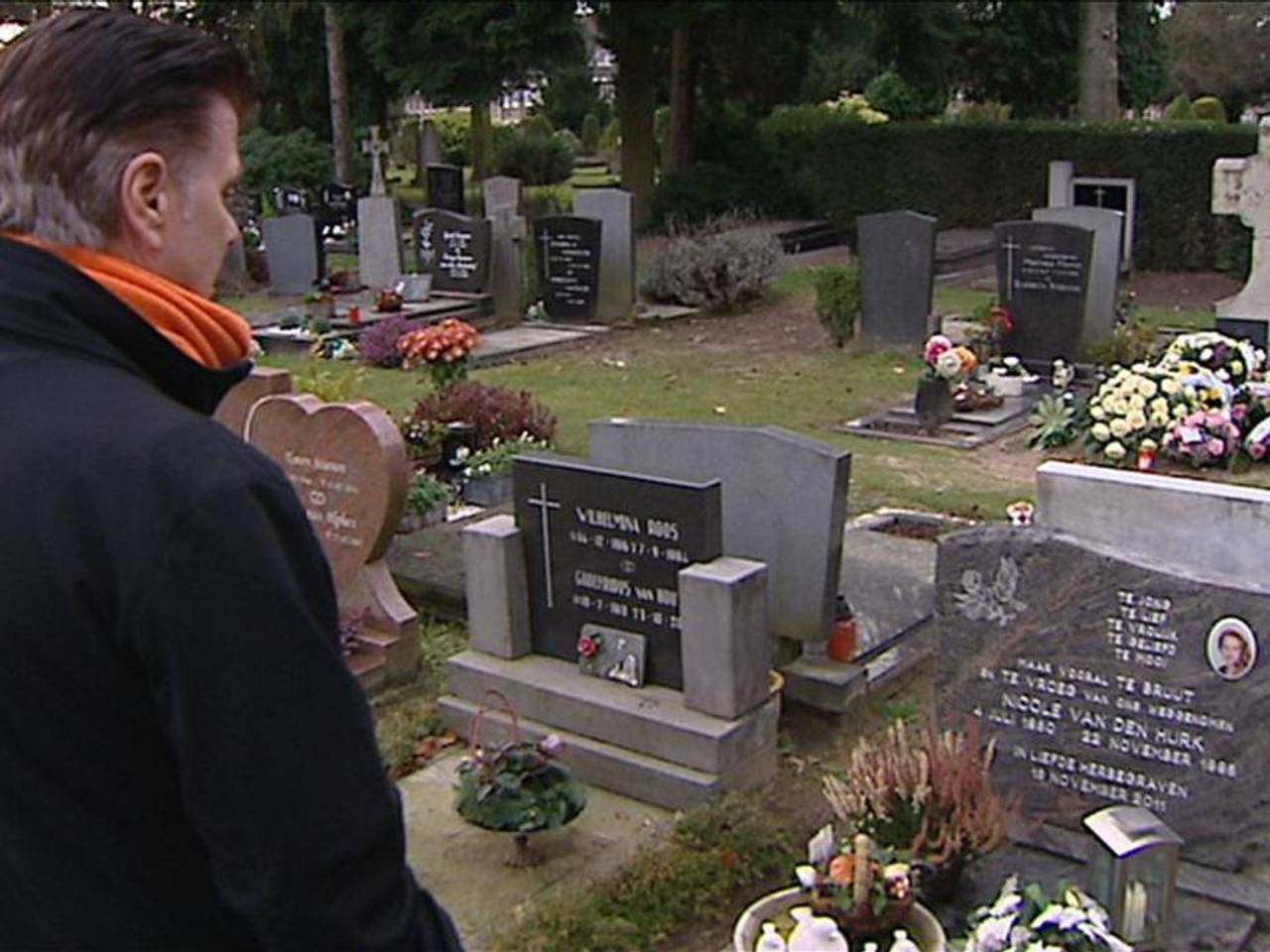 Stiefvader Ad bij graf van stiefdochter Nicole