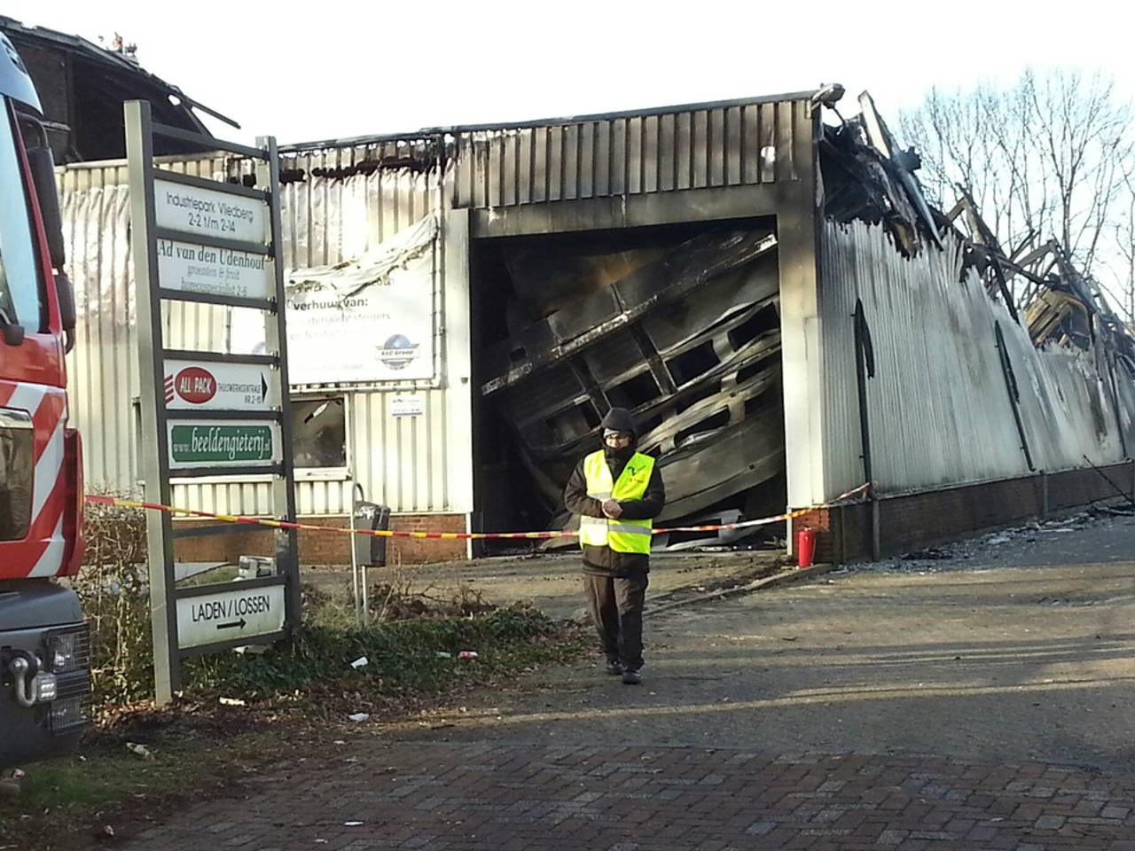 Rustige nacht in Vlijmen na brand bij Riant Verhuur