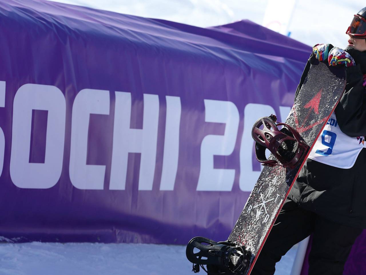 Cheryl Maas met haar opvallende handschoenen.