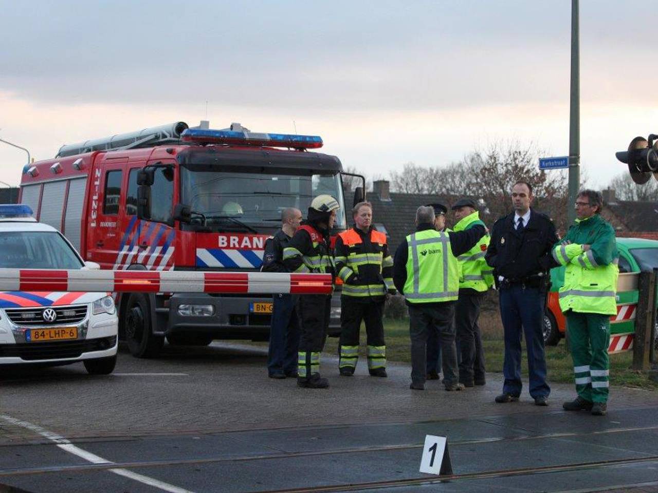 Fietser komt onder trein in Nuland
