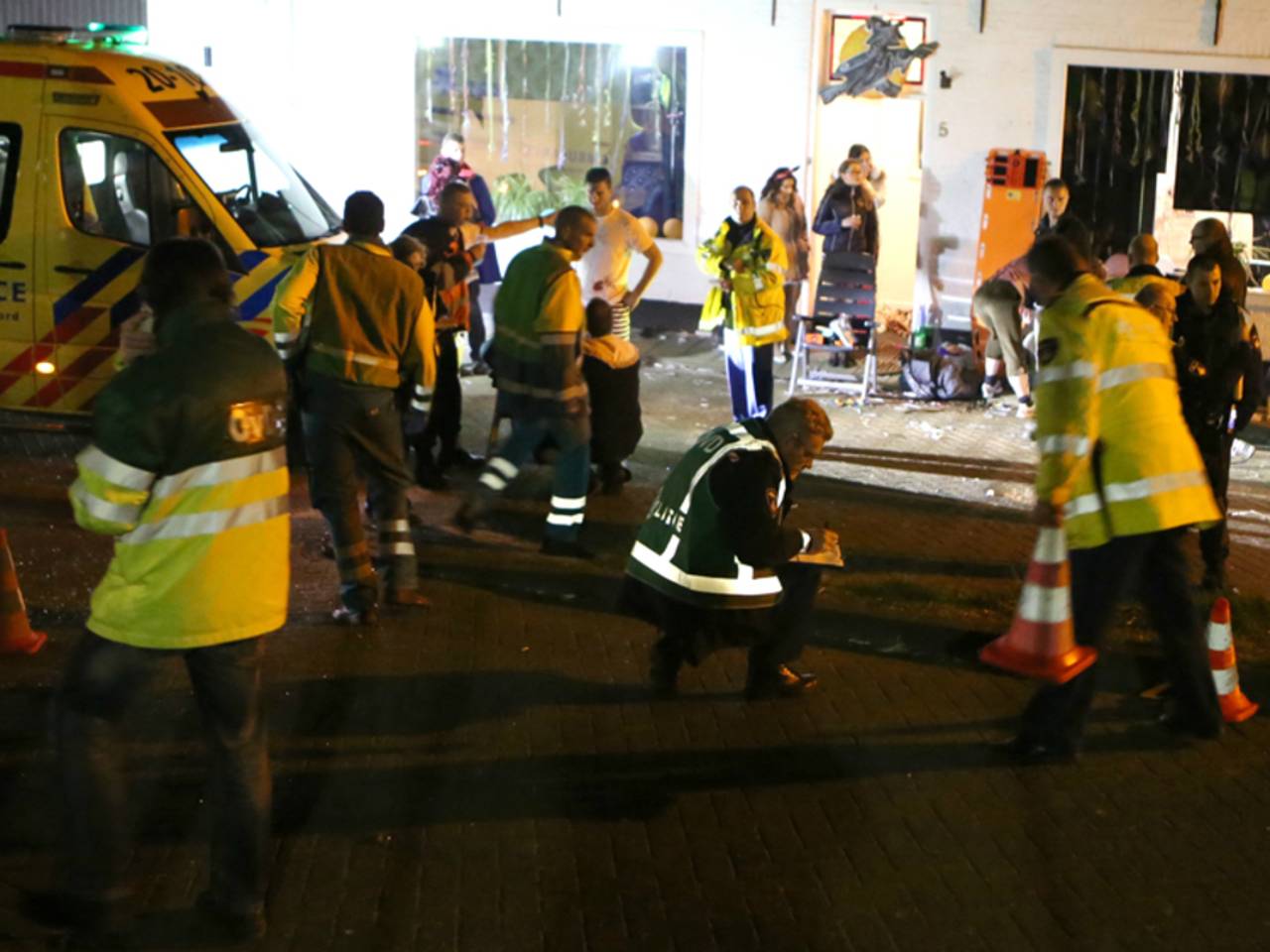 Auto in Stampersgat rijdt doelbewust op carnavalsvierders in
