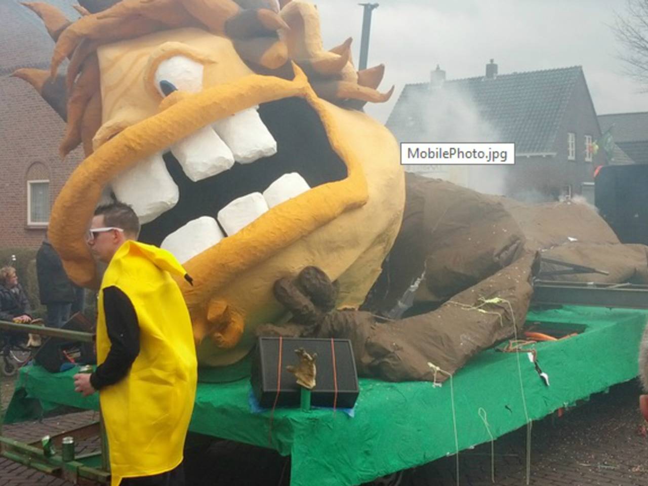 De ingestorte carnavalswagen