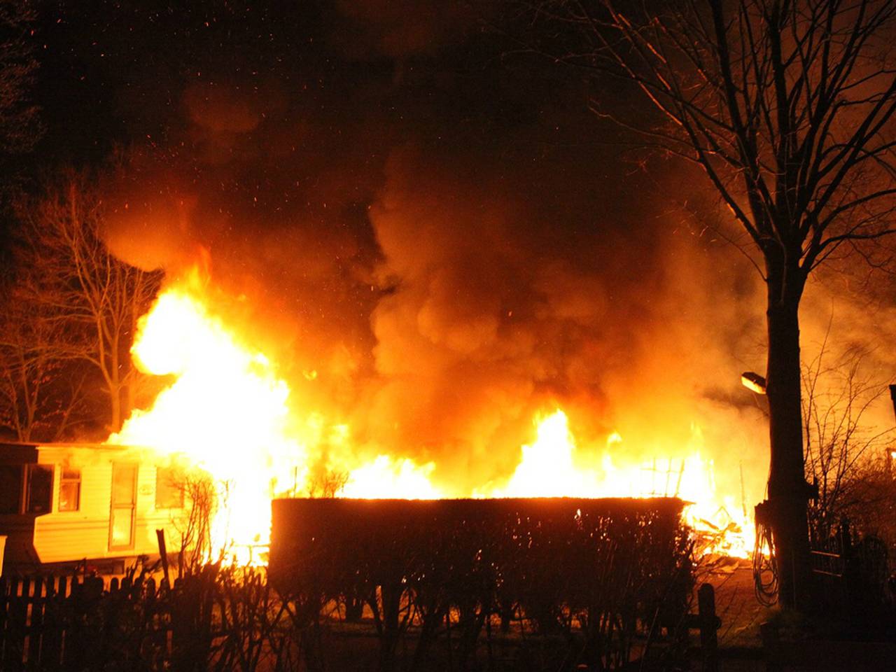 Twee chalets verwoest bij brand op camping Molenschot