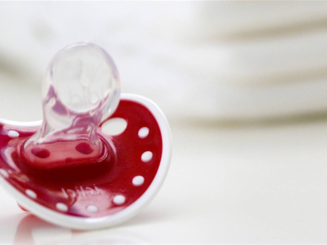 De tweeling van drie maanden oud werd uit huis geplaatst.