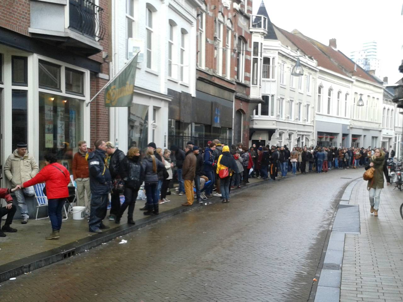 Lange rij voor muziekwinkel Sounds in Tilburg; kaarten Rolling Stones op Pinkpop uitverkocht