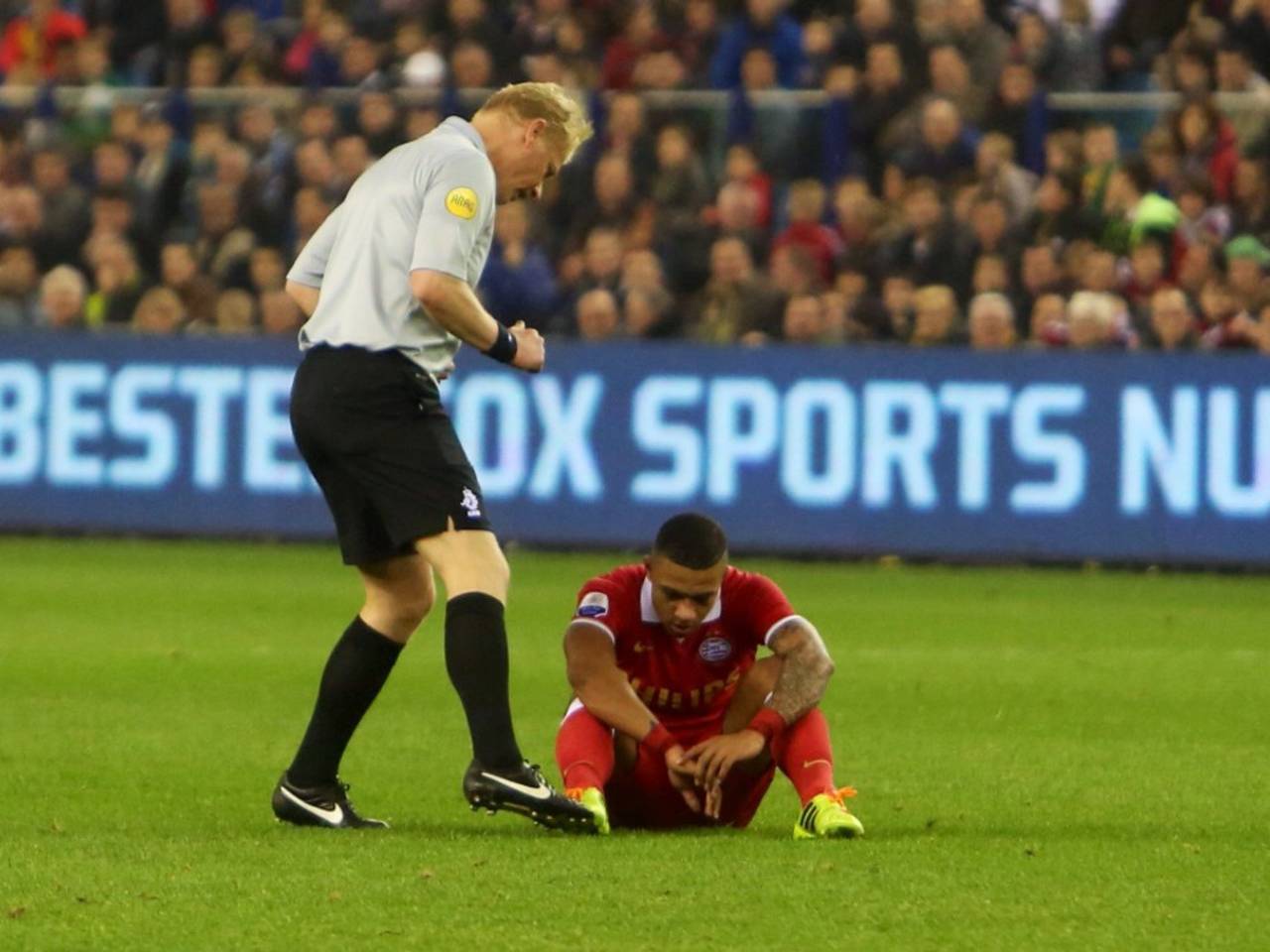 Depay op het veld na de elleboogstoot door Ibarra (Foto: Martijn de Bie)
