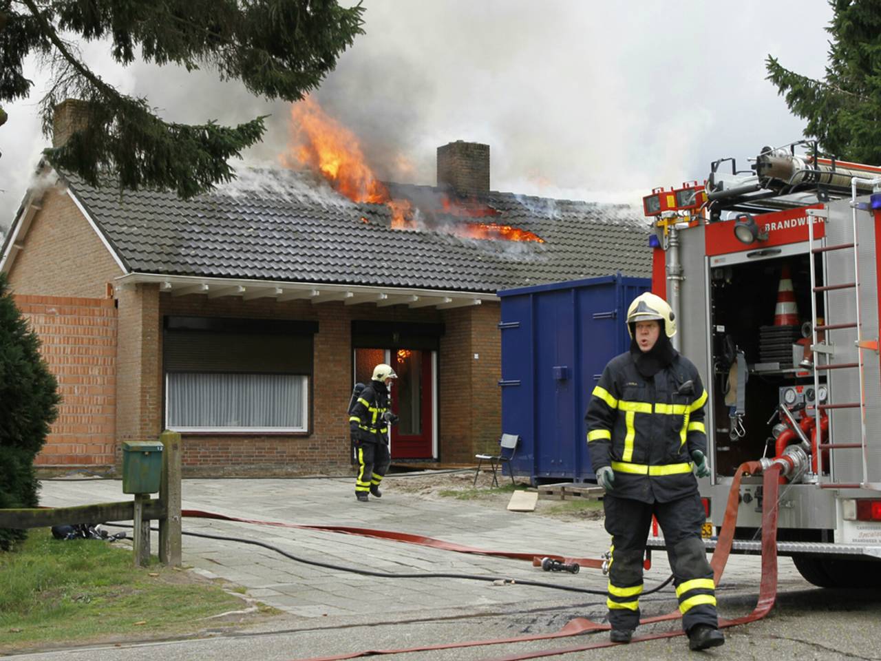 Uitslaande brand aan de Hogestraat in Bosschenhoofd (foto: Alexander Vingerhoeds/Obscura Foto)