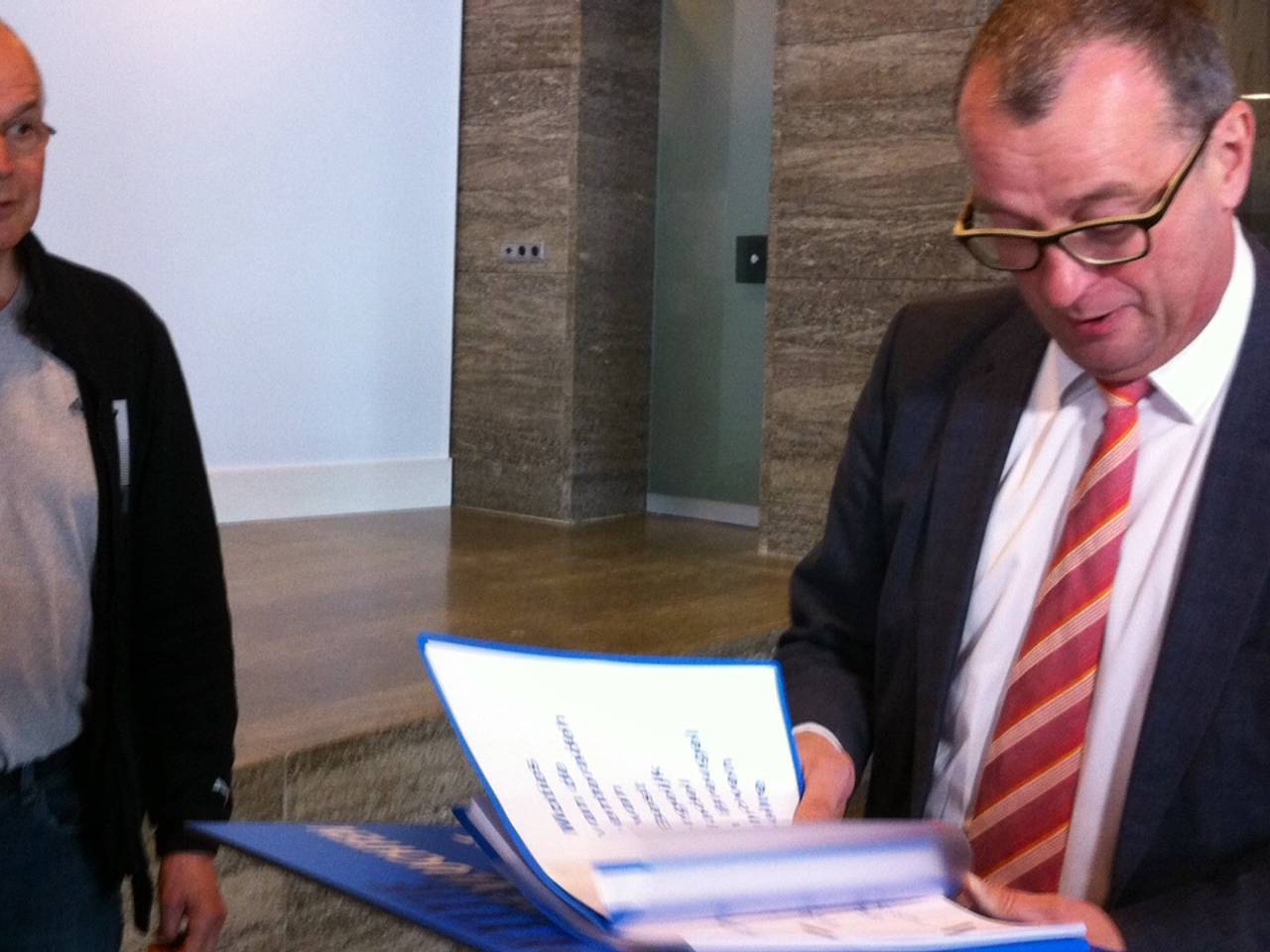 Petitie overhandigd tegen uitbreiding nachtelijke vluchten Eindhoven Airport