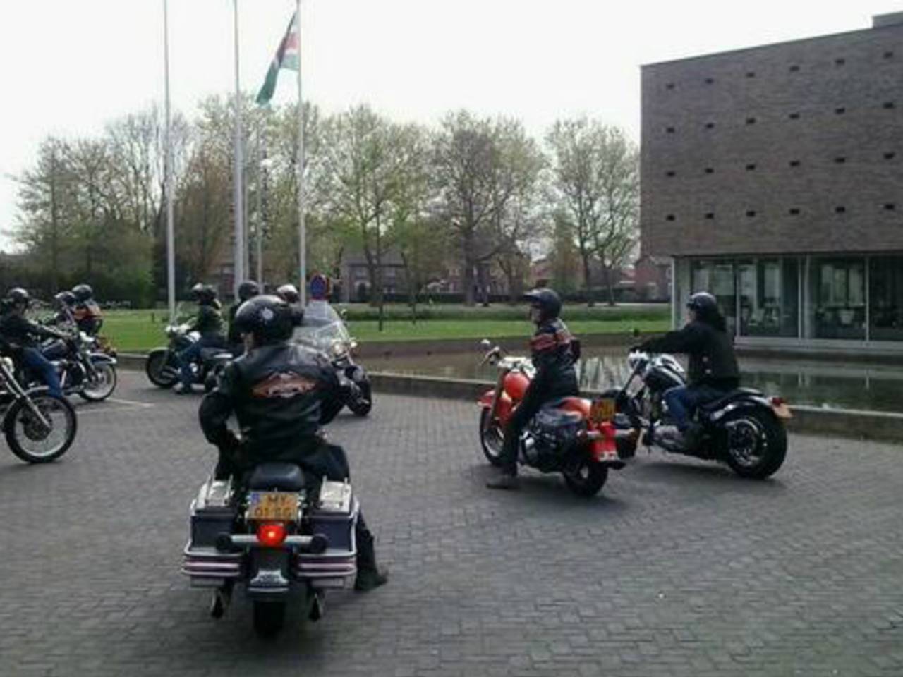 Toertocht van motorclub tegen afblazen Harleydagen in Aarle-Rixtel