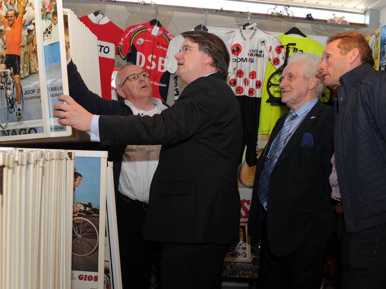 Jo Nederkoorn heeft zijn hele garage vol met wielerspullen