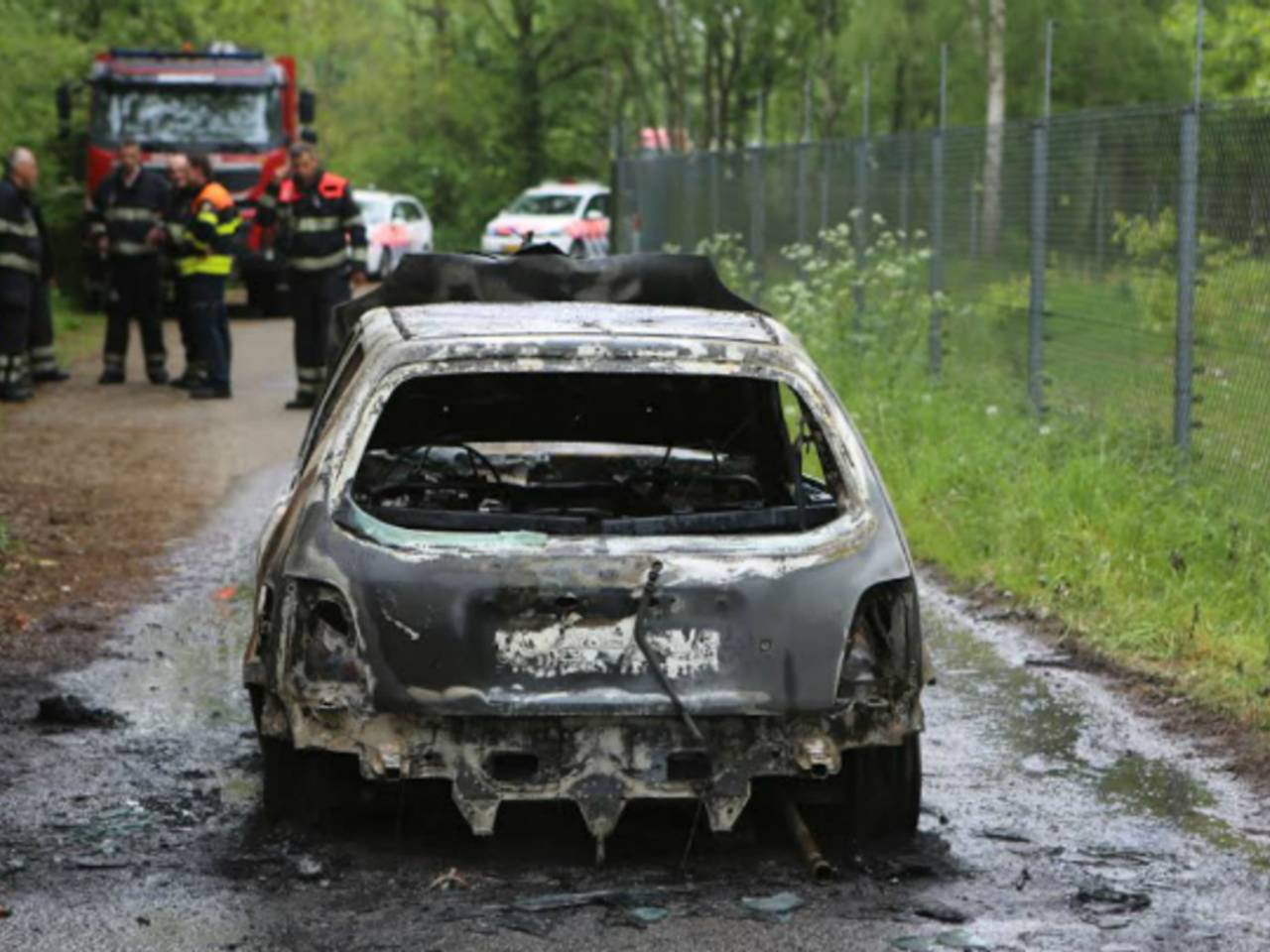 De uitgebrande vluchtauto (Foto: Remco de Ruijter Fotografie)