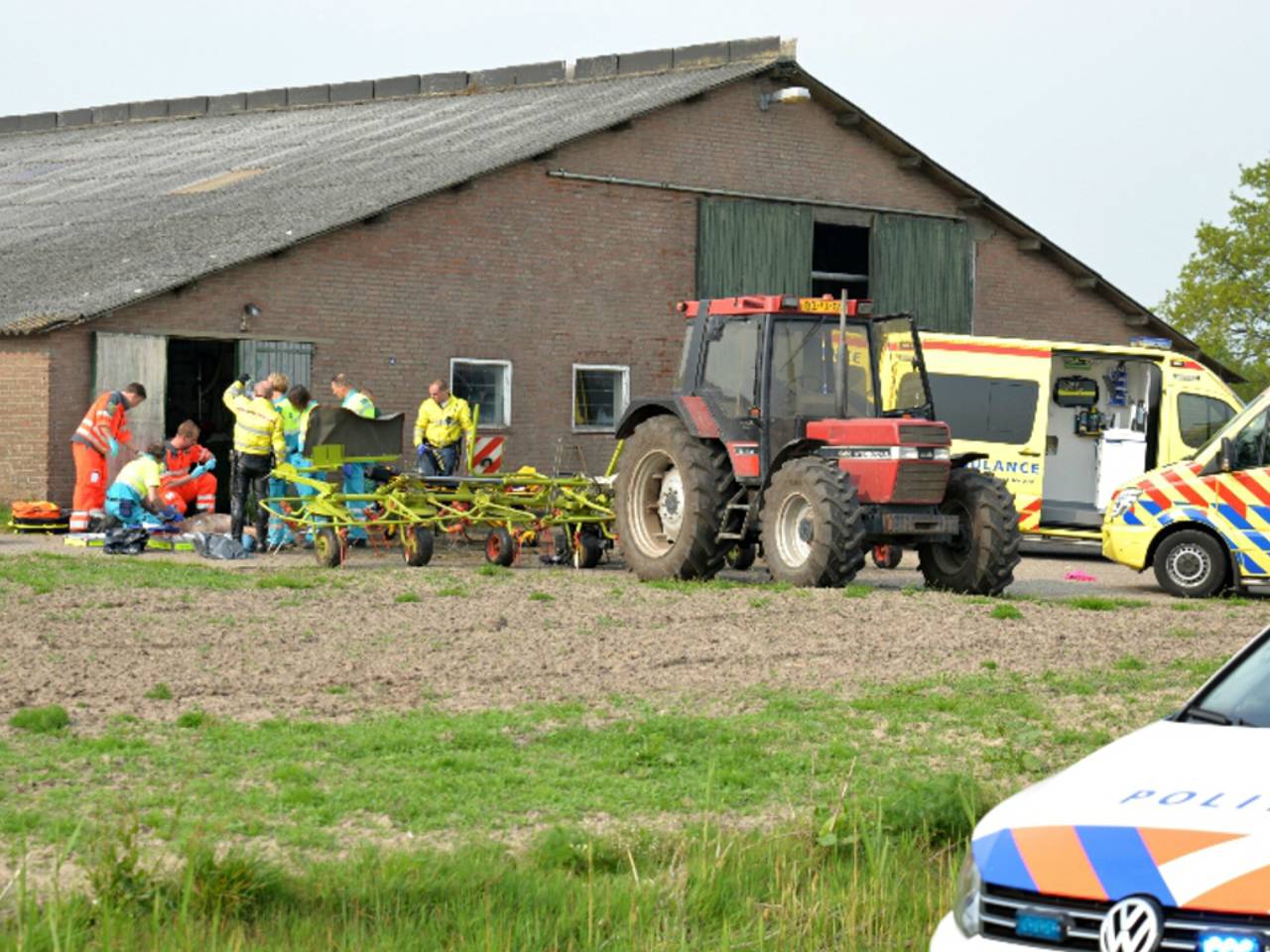 Man met been bekneld in hooischudder. (foto: Toby de Kort)