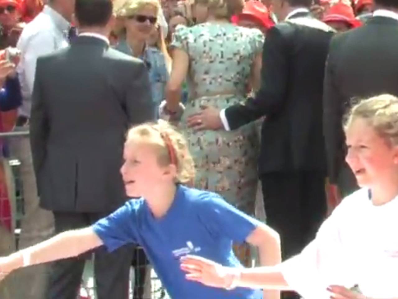 Still uit de video: zat De Graaf aan Máxima's billen? (Bron: Kevin P. Roberson) 