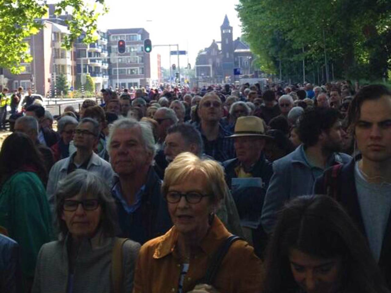 Lange rij in Weert (foto: Maarten van Gaans)