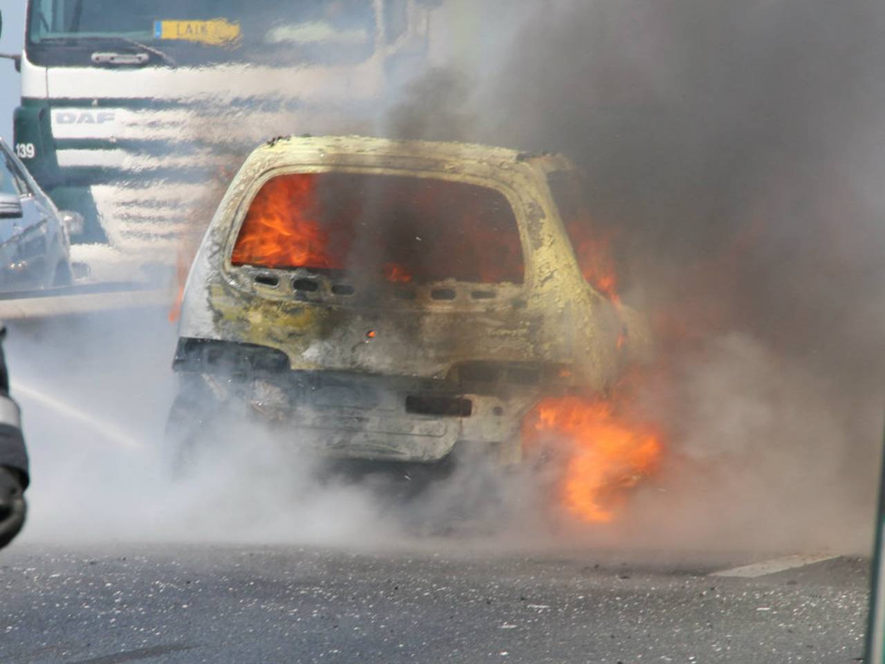 Auto in brand op A27 (foto: Erik Haverhals/FPMB)