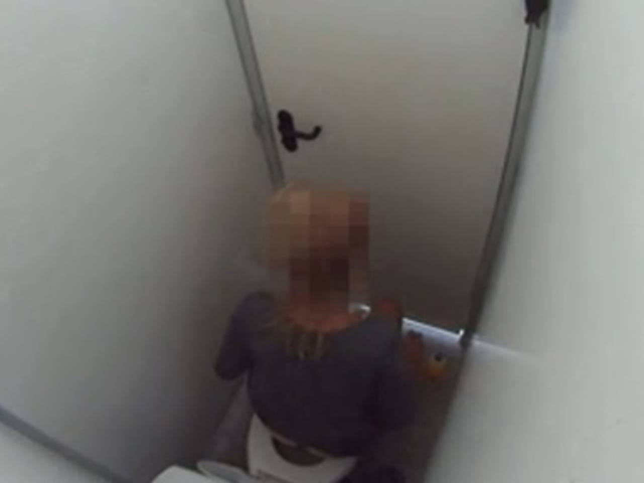 Meisje op toilet stiekem gefilmd (Foto uit video)