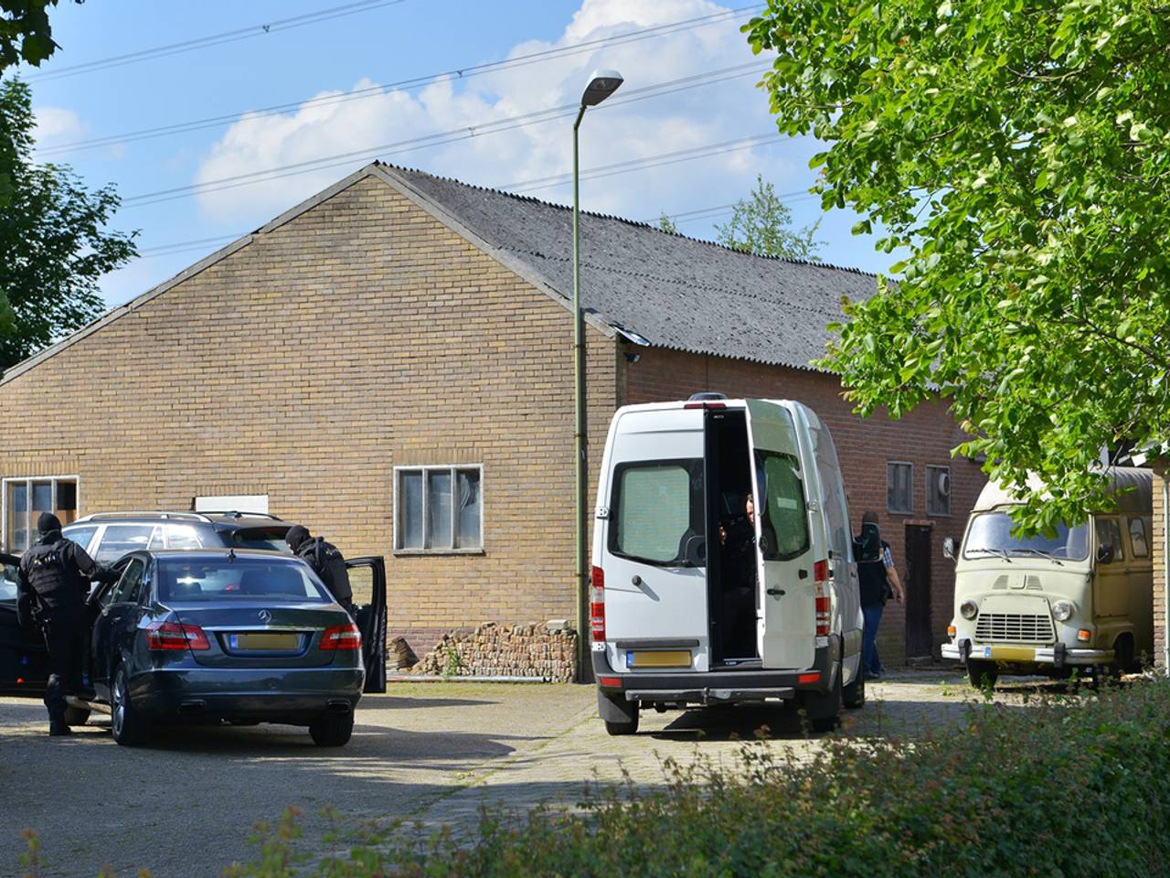 De inval aan de Moerstraat in Tilburg. (foto: Jules Vorselaars/JV Media)