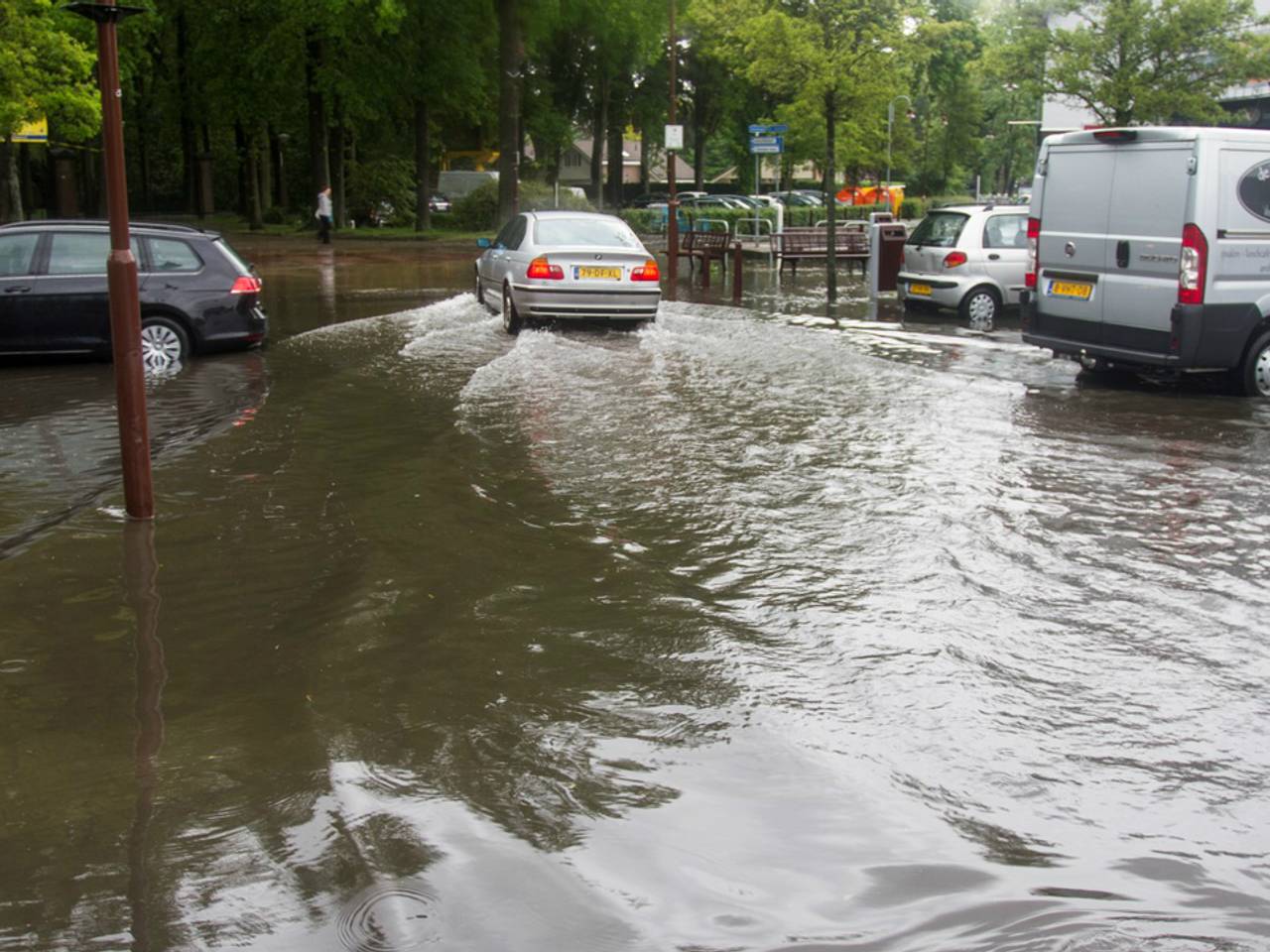 Wateroverlast nabij de Albert Heijn in Hoeven. (foto: Alexander Vingerhoeds/Obscura Foto)