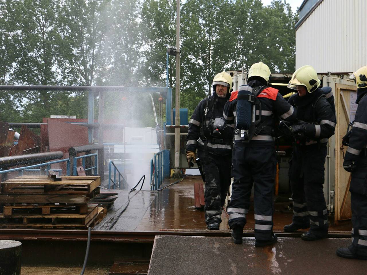Brand in machinekamer van een schip in Werkendam. (foto: Mathijs Bertens/Stuve Fotografie)