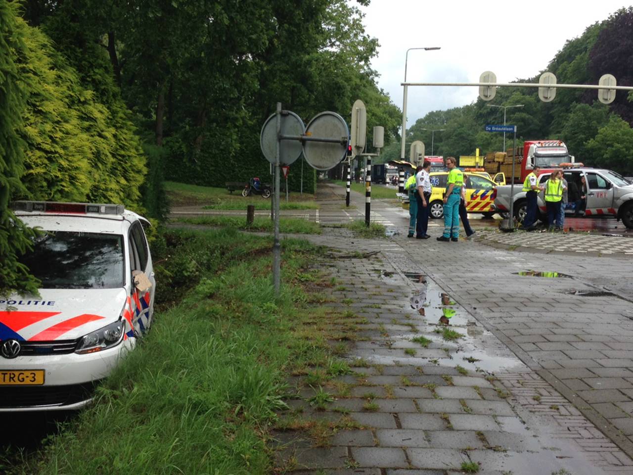 De politieauto belandde in de sloot (Foto: Bart Meesters / Meesters Multi Media)