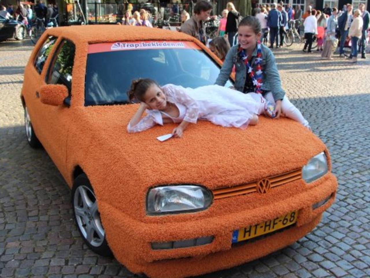 De oranje knuffelauto (bron: WK Knuffelauto / Facebook)  