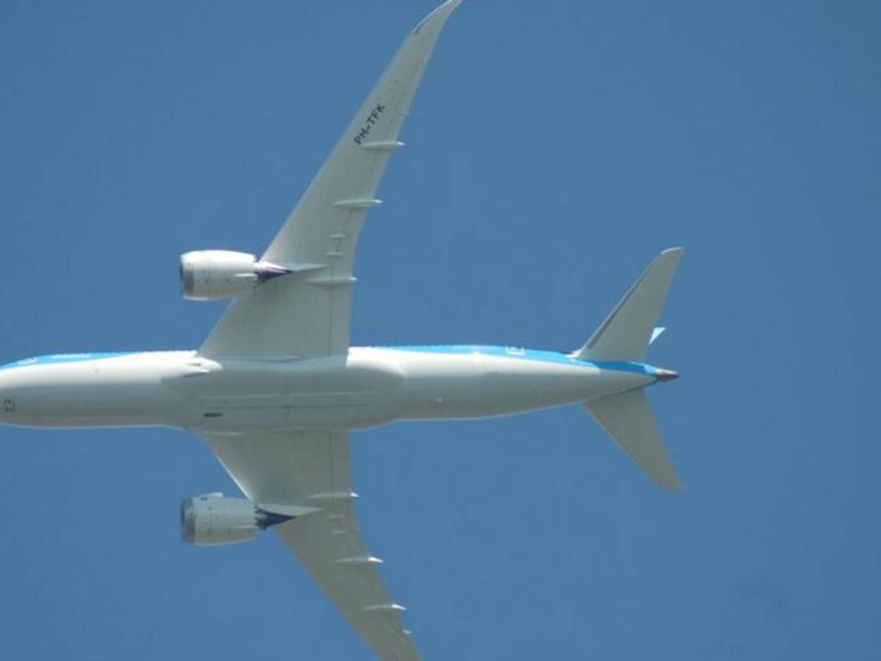 Beelden vanuit laagvliegende Boeing Dreamliner