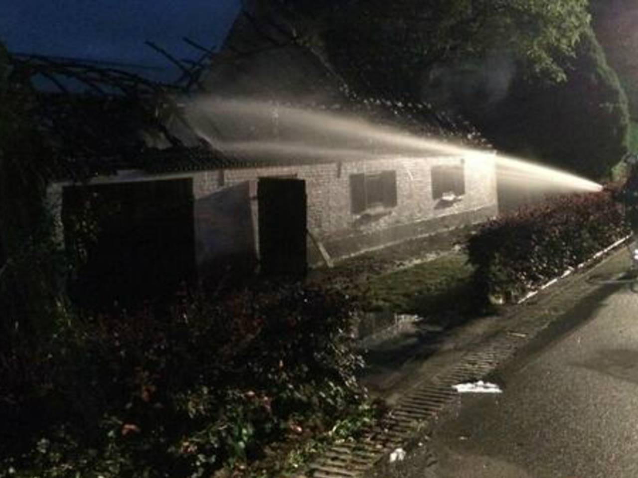 De uitslaande woningbrand in Nistelrode (Foto: Roelof Staal)