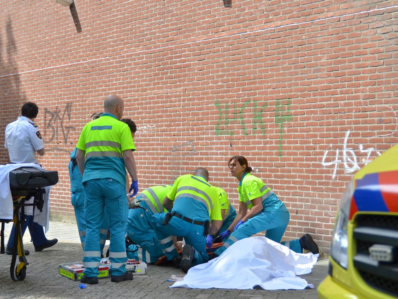 Vader springt met zoontje van flat in Tilburg, peuter zwaargewond naar ziekenhuis