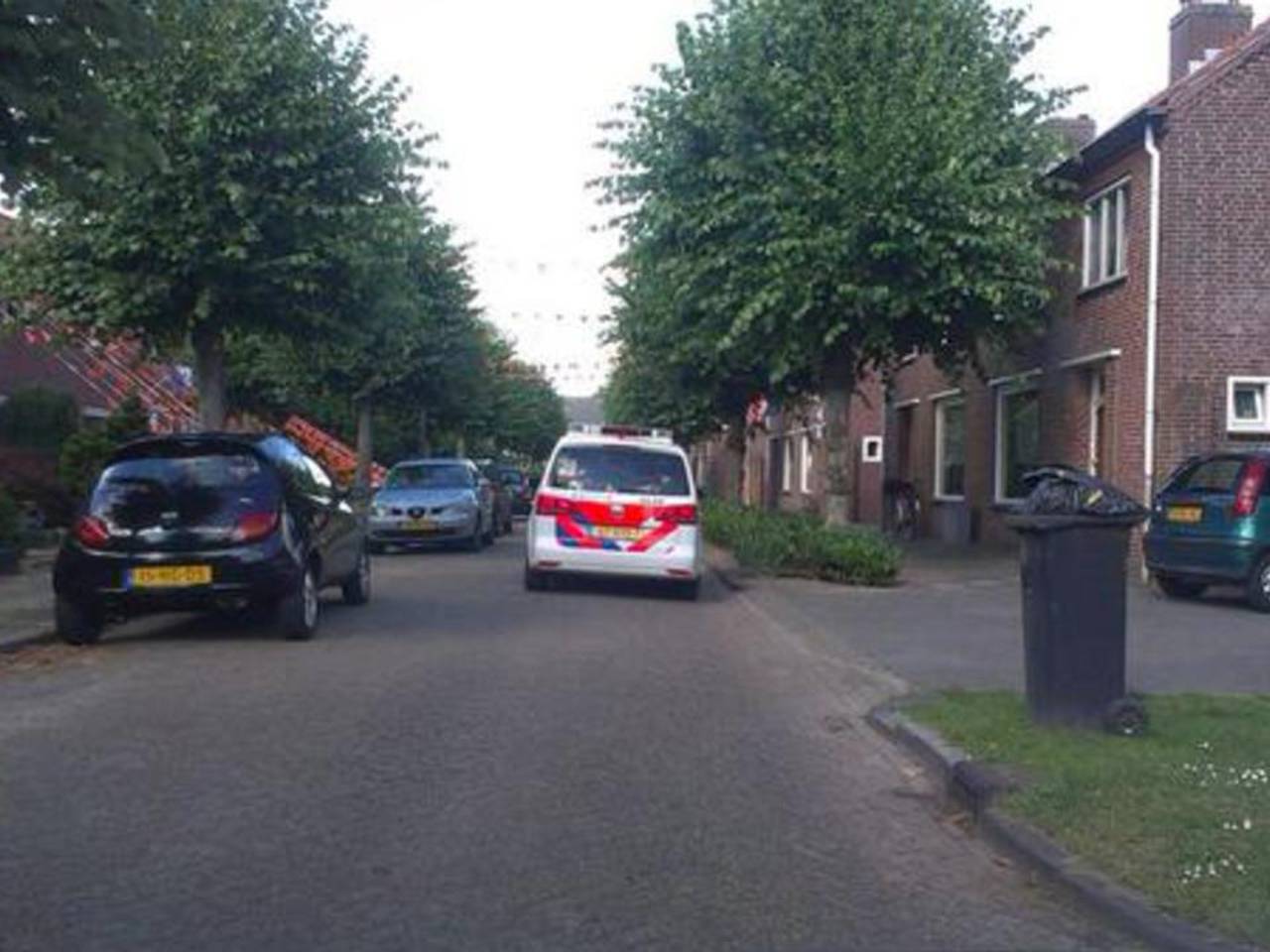 Politie rijdt door de straten (Foto: Toby de Kort)