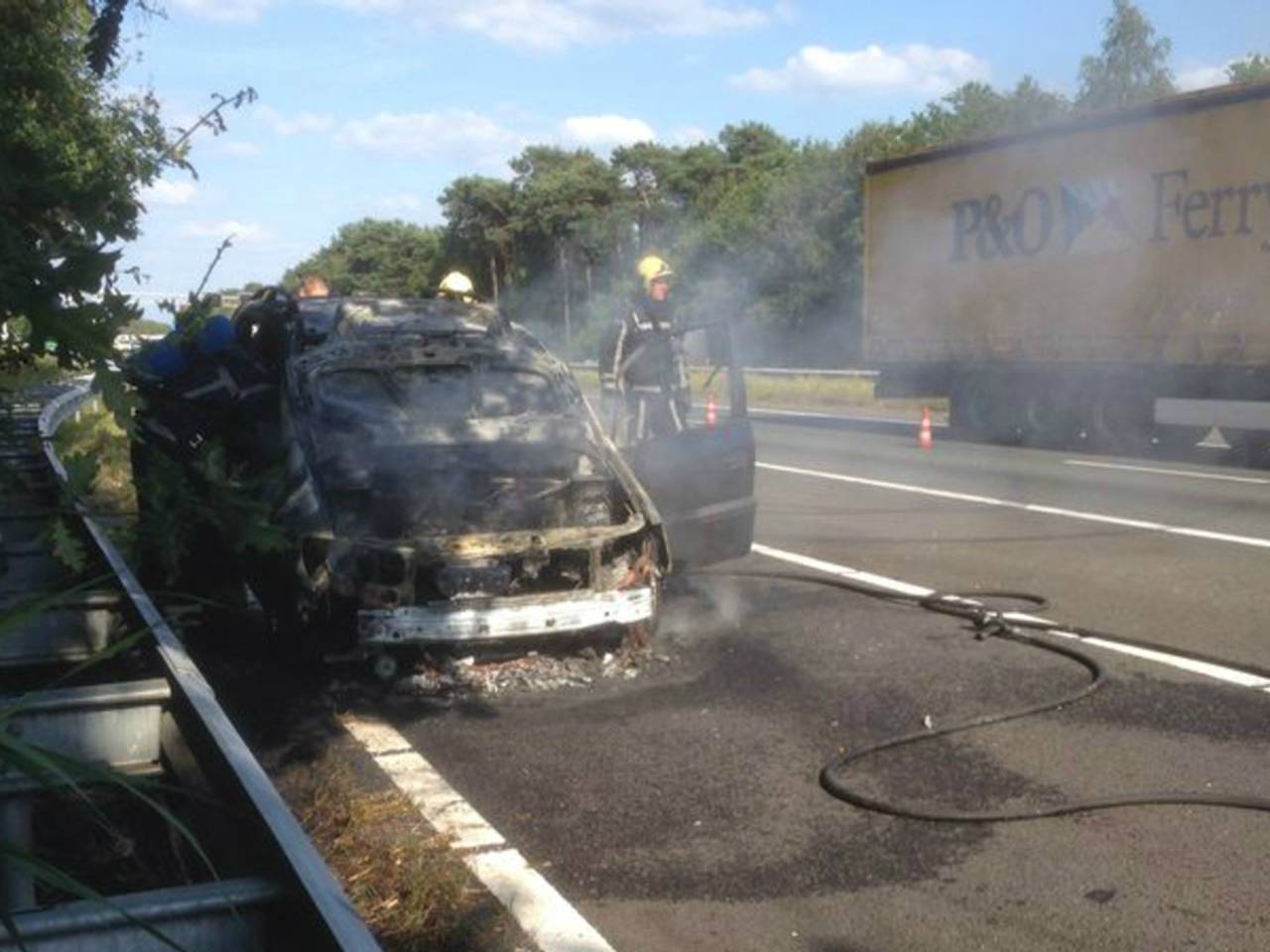 De auto is helemaal uitgebrand (foto: Harrie Grijseels/SQ Vision)