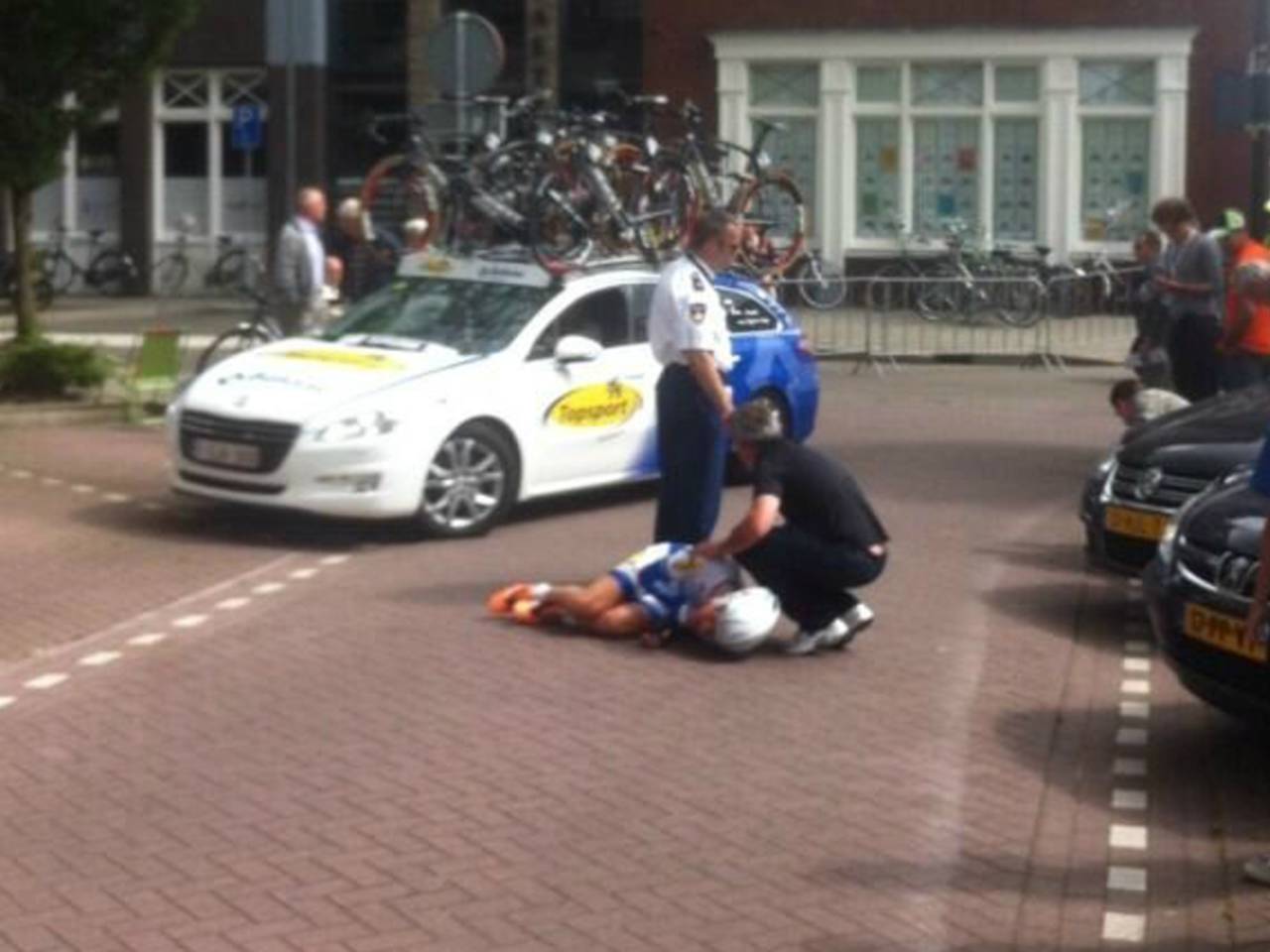 Kenneth Vanbilsen rijdt tegen toeschouwer aan in Ster ZLM Toer (foto: Twitter).