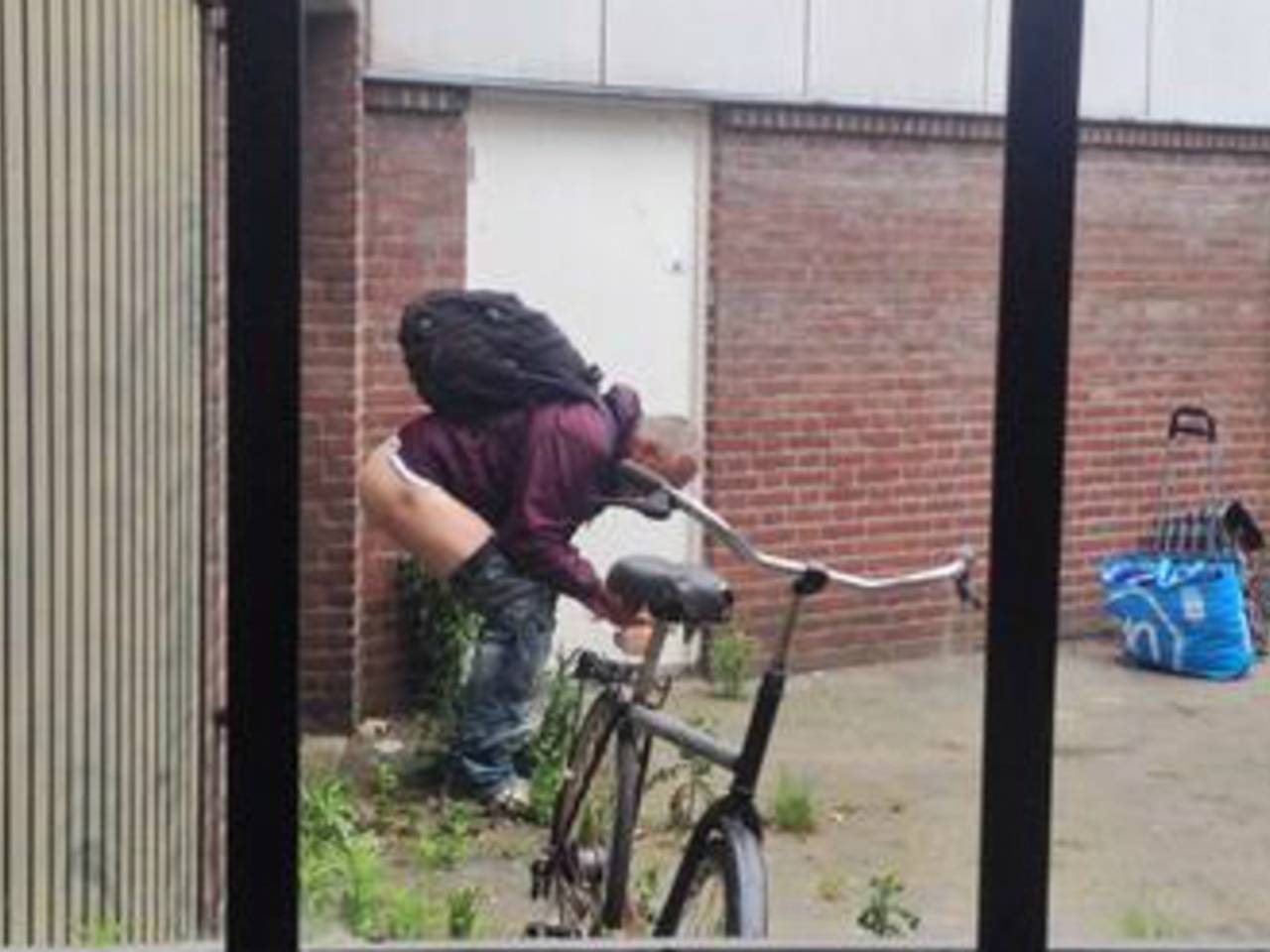 De poepende man (Foto: Dave Hakkens)