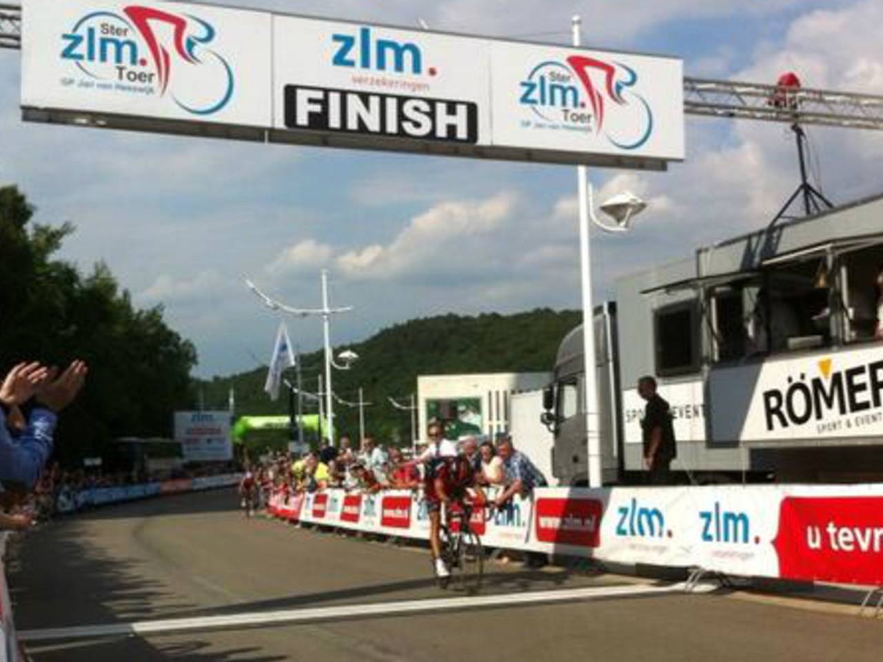 Phileppe Gilbert komt alleen over de streep bij la Gileppe (Foto: Maarten Nuyts) 