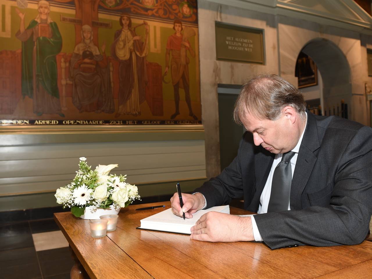 Loco-burgemeester tekent condoleanceregister Den Bosch (foto: Henk van Esch). 