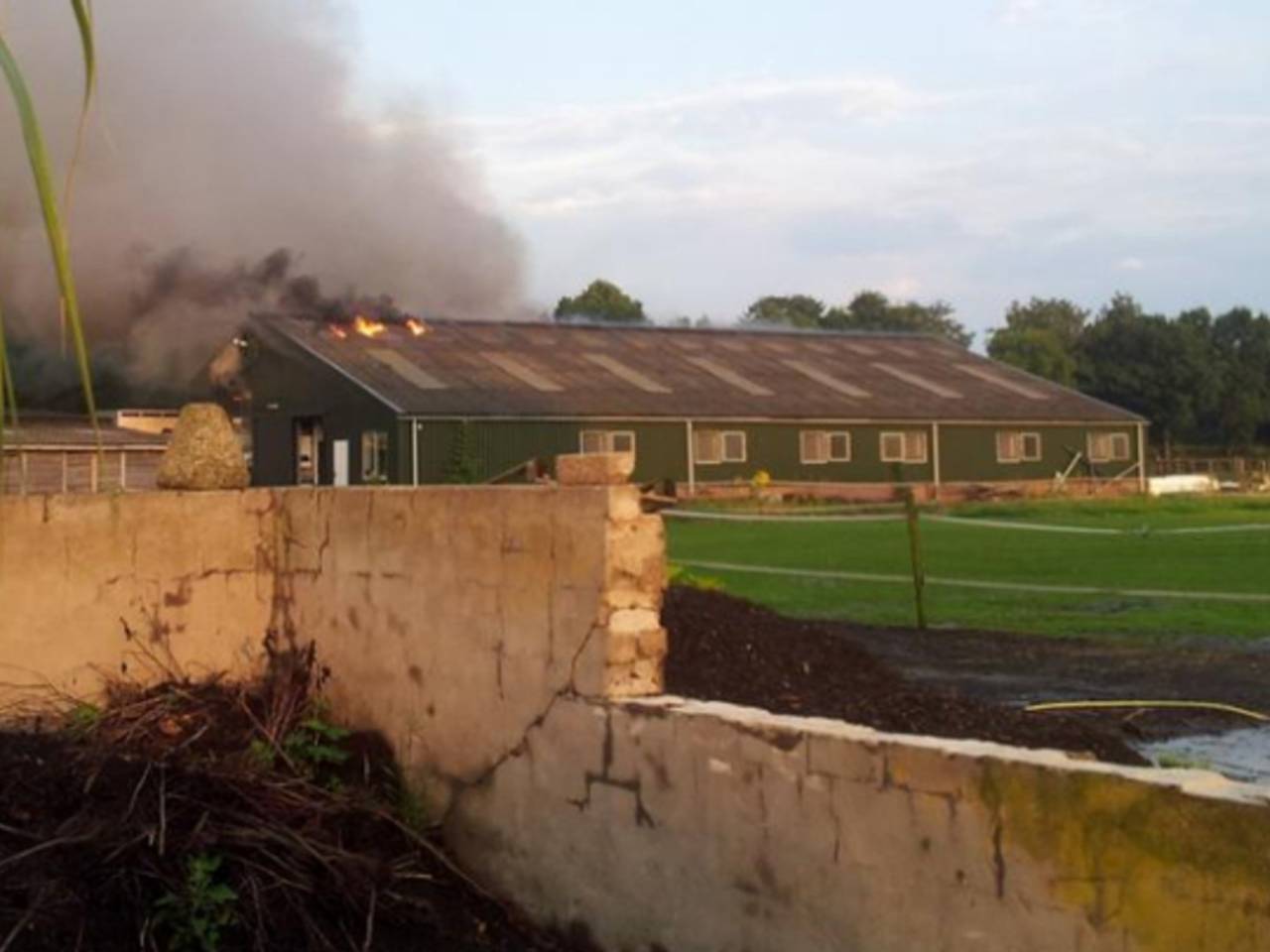 Brand in paardenstal (foto: Remco Jessen / Twitter)