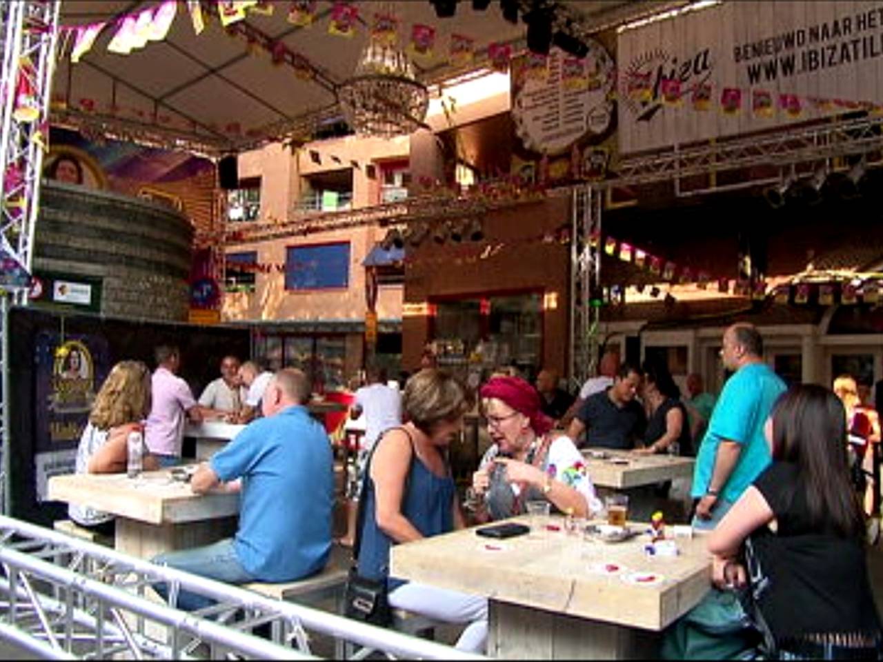 Het Donders Paleis op de Tilburgse kermis staat vlak voor een flat 
