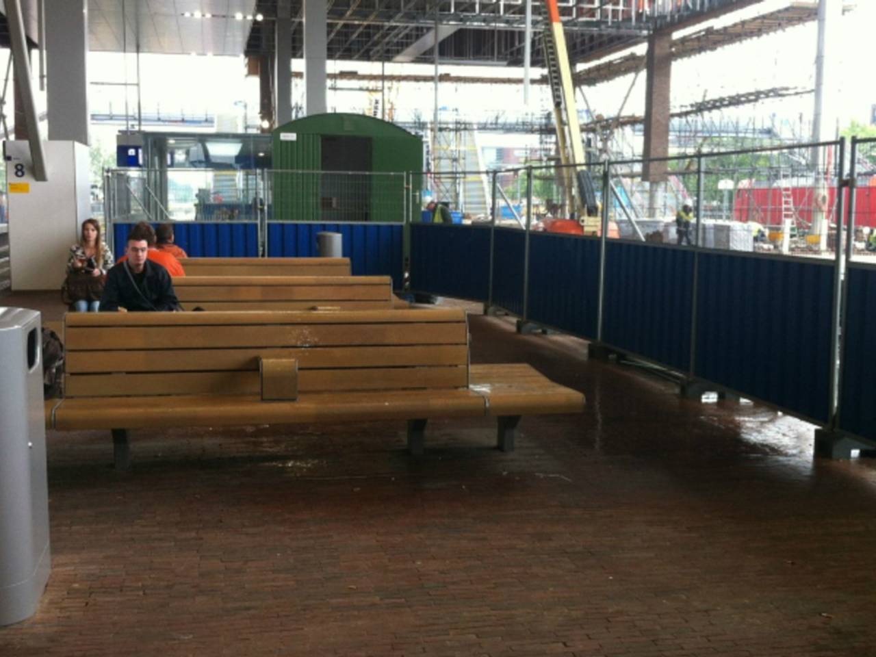 Sommige mensen lezen rustig de krant naast het klaterende water. (foto: Corné Luyken)