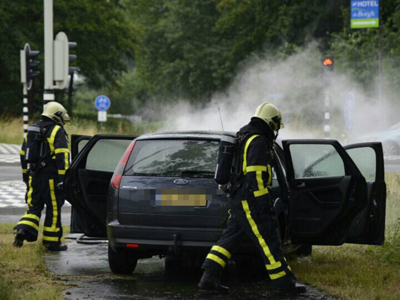 Auto in brand in Zevenbergen. (foto: Marco Verhage/SQ Vision Media Produkties)