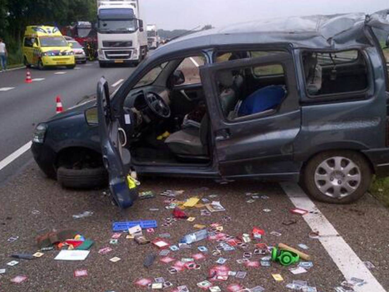 De auto sloeg meerdere keren over de kop (Foto: Math van den Bekerom/Twitter)