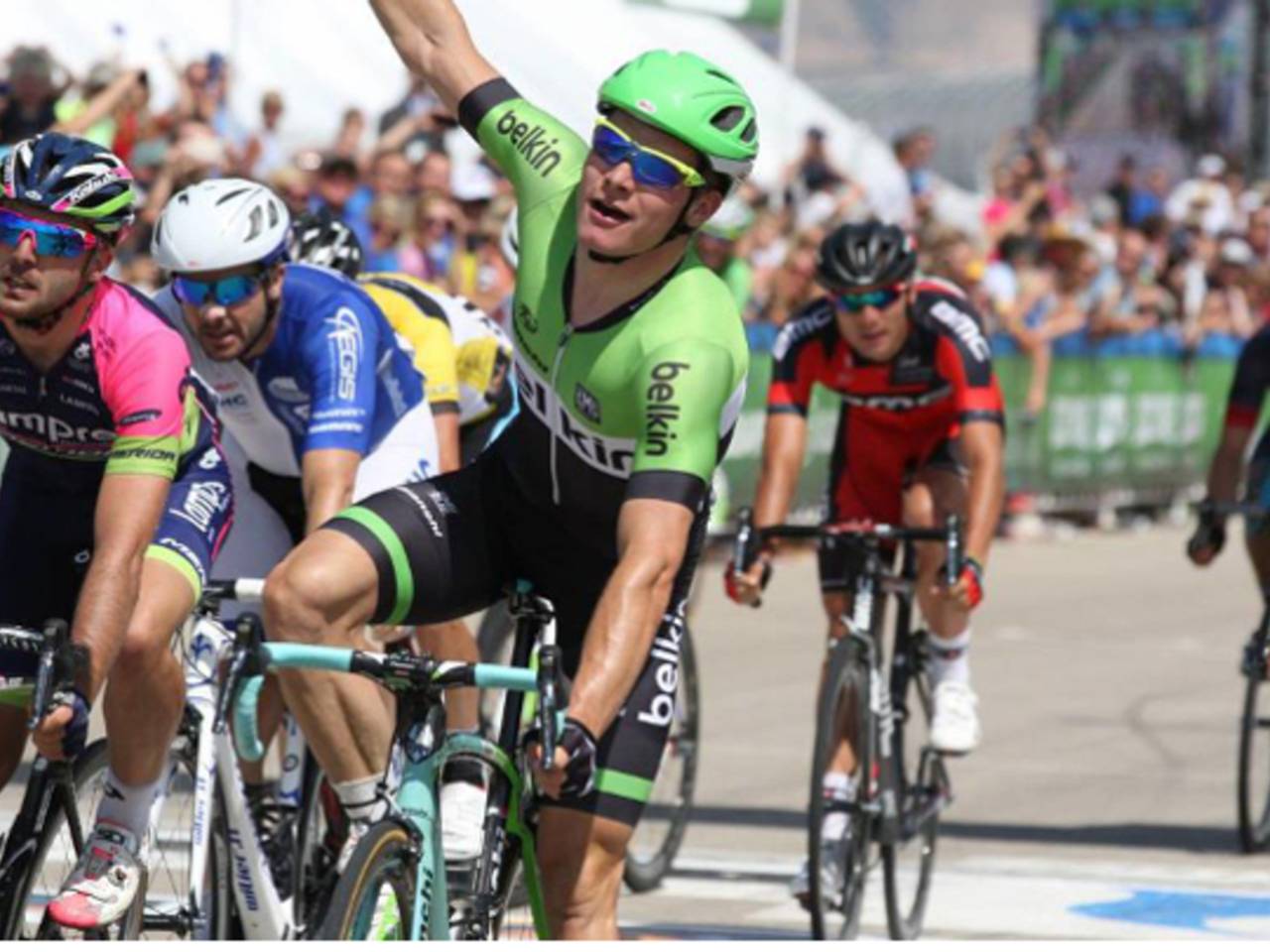 Hofland als eerste over de finish  (bron: TheTourofUtah / Twitter)