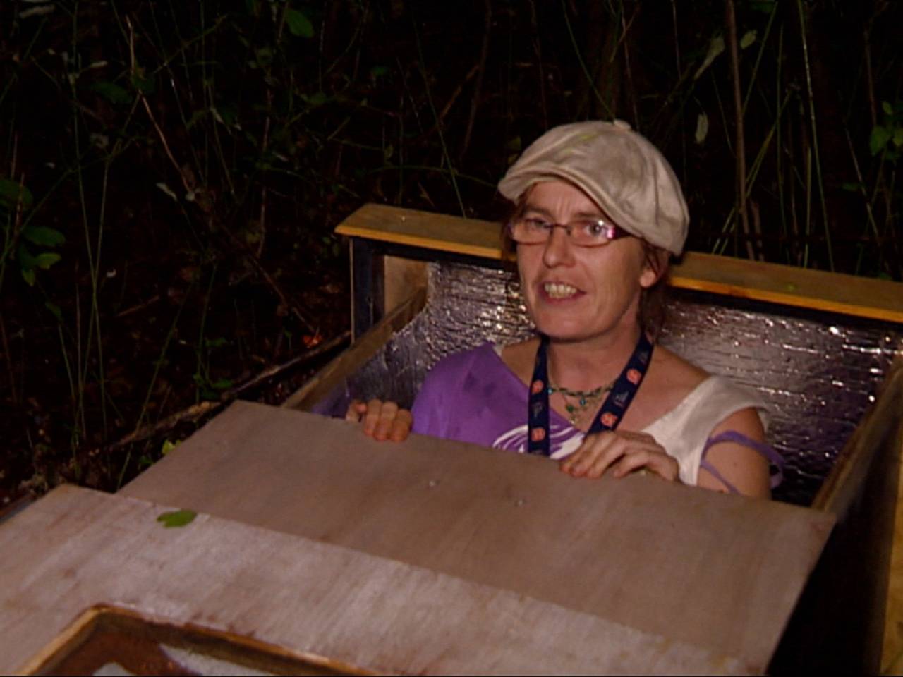 Dakloze Lily wordt wakker in de Snoose daklozen-slaapkist