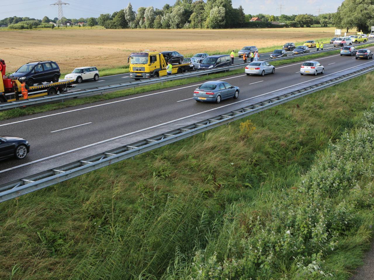 Meerdere auto's botsen op A58 bij Roosendaal. (foto: Remco de Ruijter)