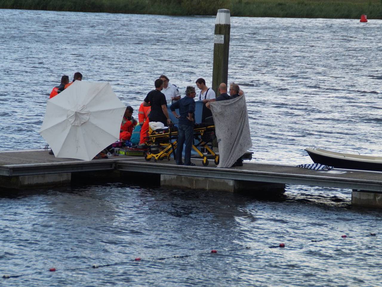 Bloemen en knuffels bij steiger in Andel waar meisje van vijf verdronk