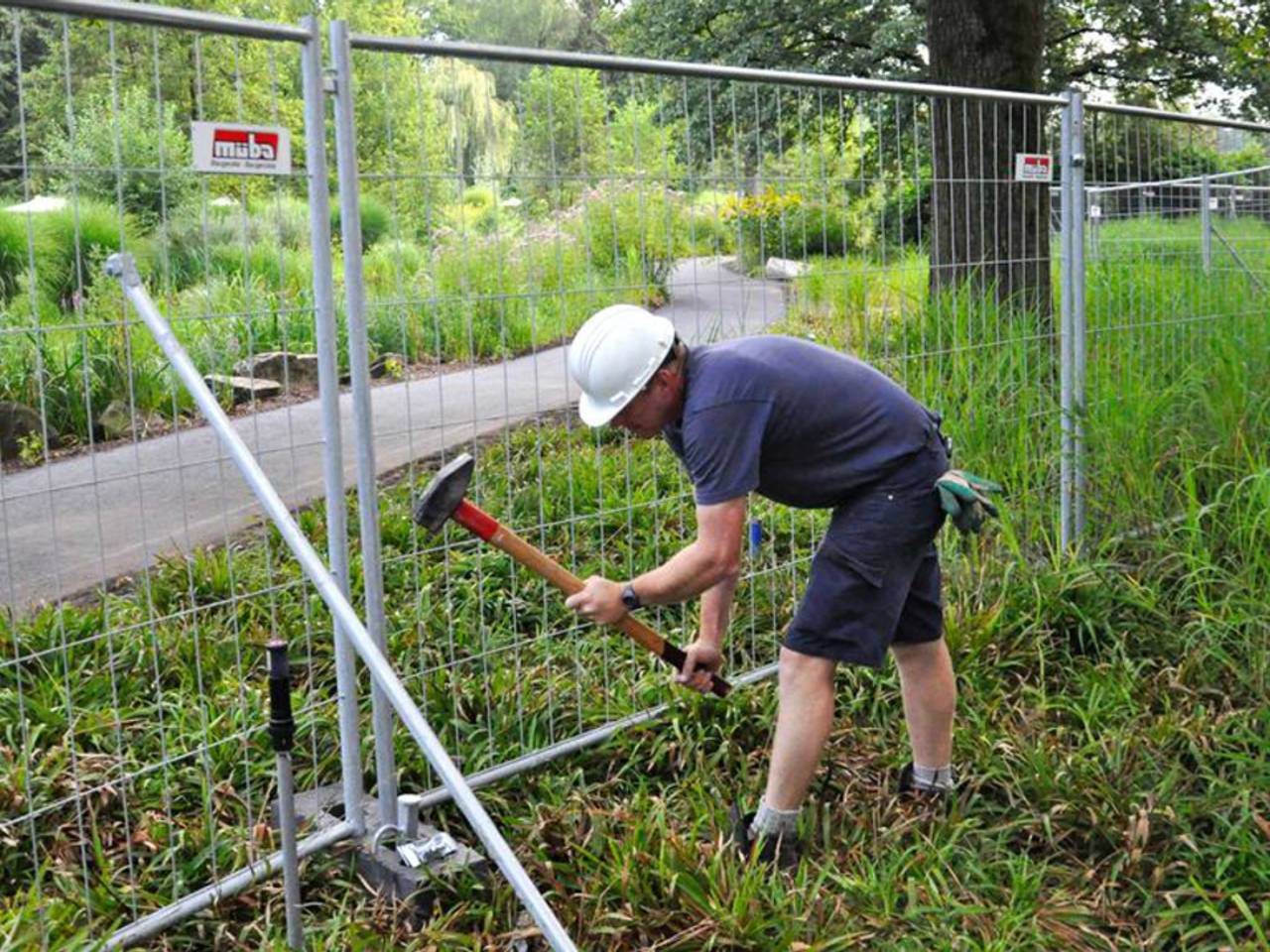 Het gebied wordt afgezet met hekken en schuttingen (foto: Efteling)