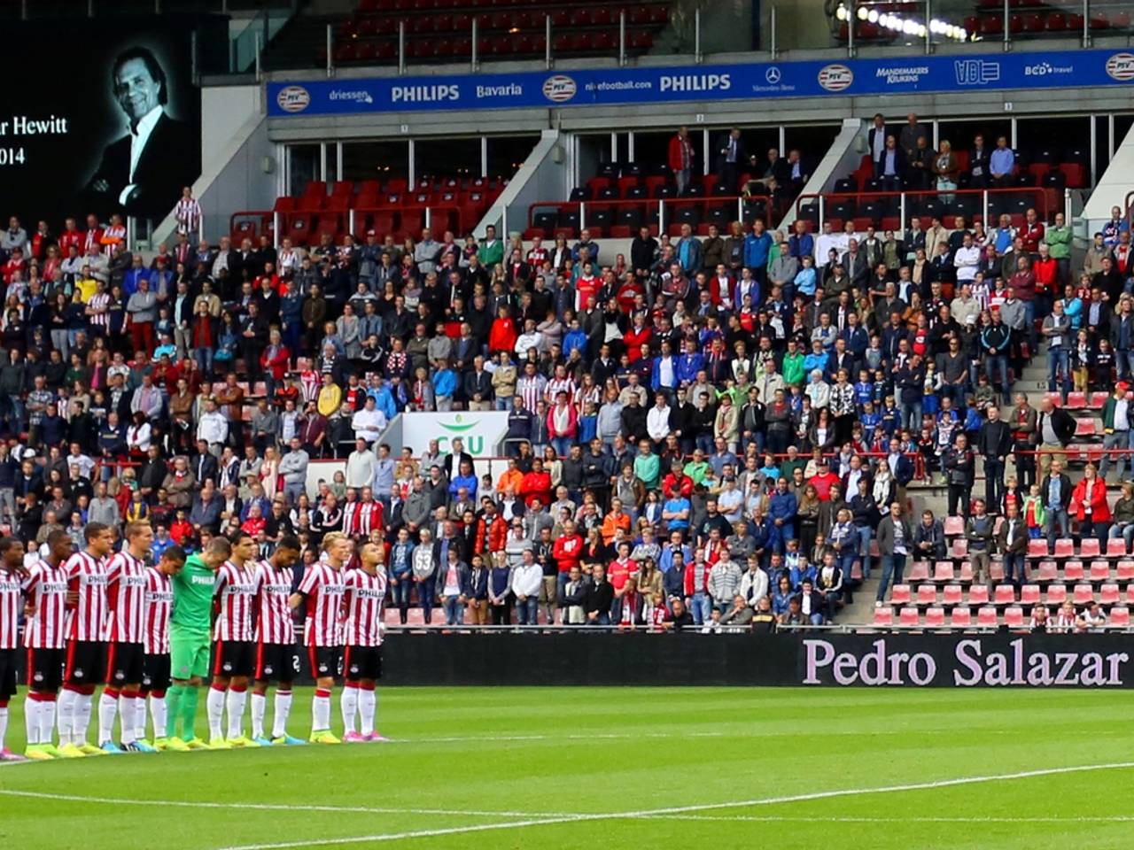 De korte minuut stilte voor Pedro Salazar (foto: Martijn de Bie)